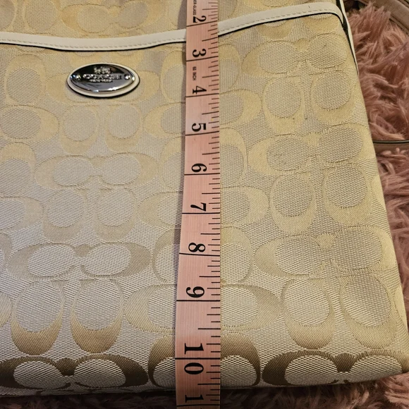 Elegant Coach Cream Shoulder/Crossbody Bag - Picture 16 of 16